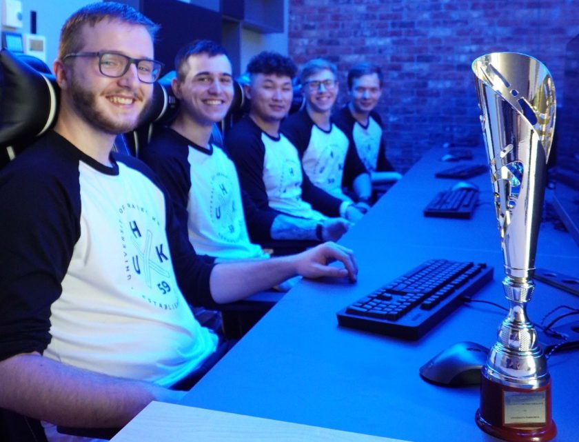 Tým studentů z UHK porazil hráče z Pardubic. Vítězný pohár zdobí novou e-sportovou učebnu na FIM. Tým studentů z UHK porazil hráče z Pardubic. Vítězný pohár zdobí novou e-sportovou učebnu na FIM.