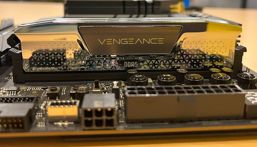 Corsair teasuje paměti DDR5-10000 CUDIMM